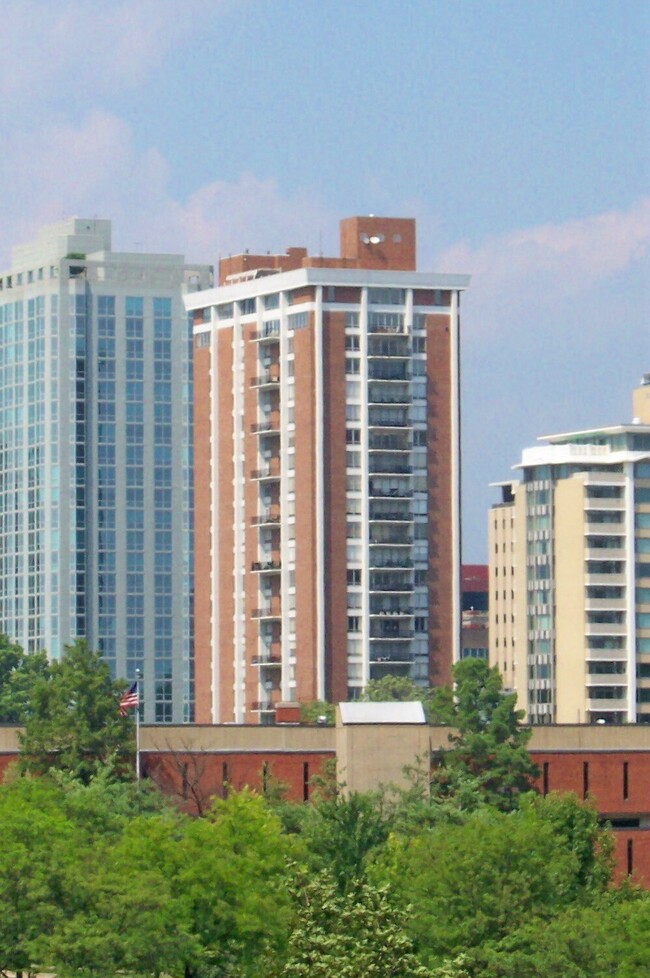 Park Tower in Clayton, MO - Foto de edificio - Building Photo