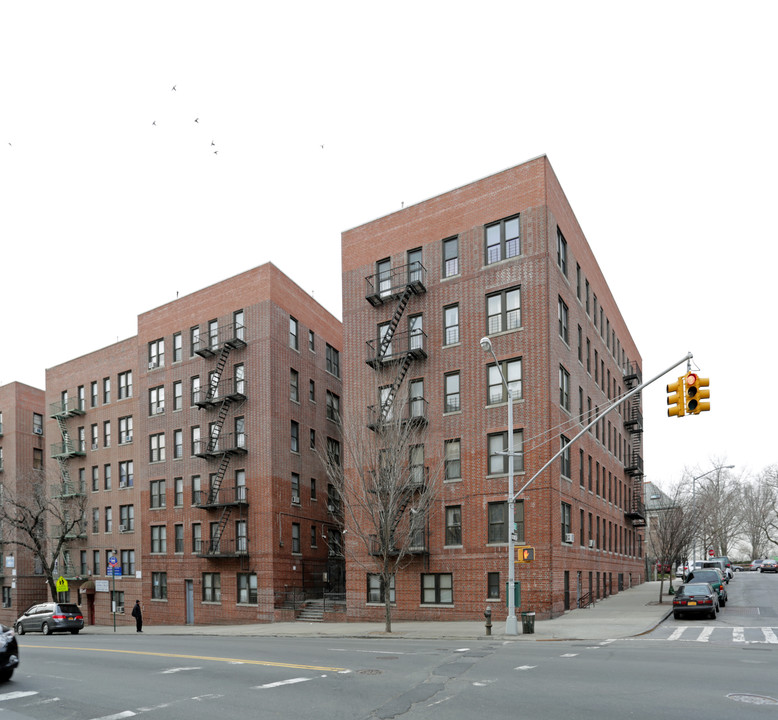 Anna Court in Bronx, NY - Building Photo