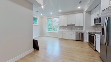 104 Warren St, Unit 1 in Boston, MA - Building Photo - Building Photo
