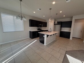 1696 Softwind Dr in Tulare, CA - Building Photo - Building Photo