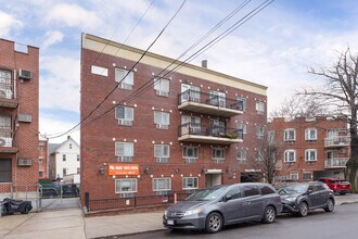 Elmhurst Terrace in Flushing, NY - Foto de edificio - Building Photo