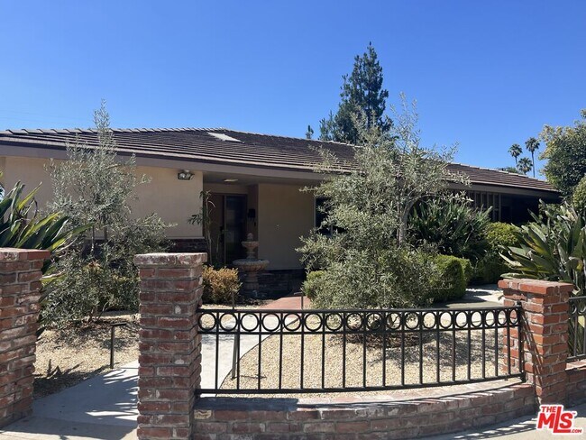 13104 Magnolia Blvd in Los Angeles, CA - Building Photo - Building Photo