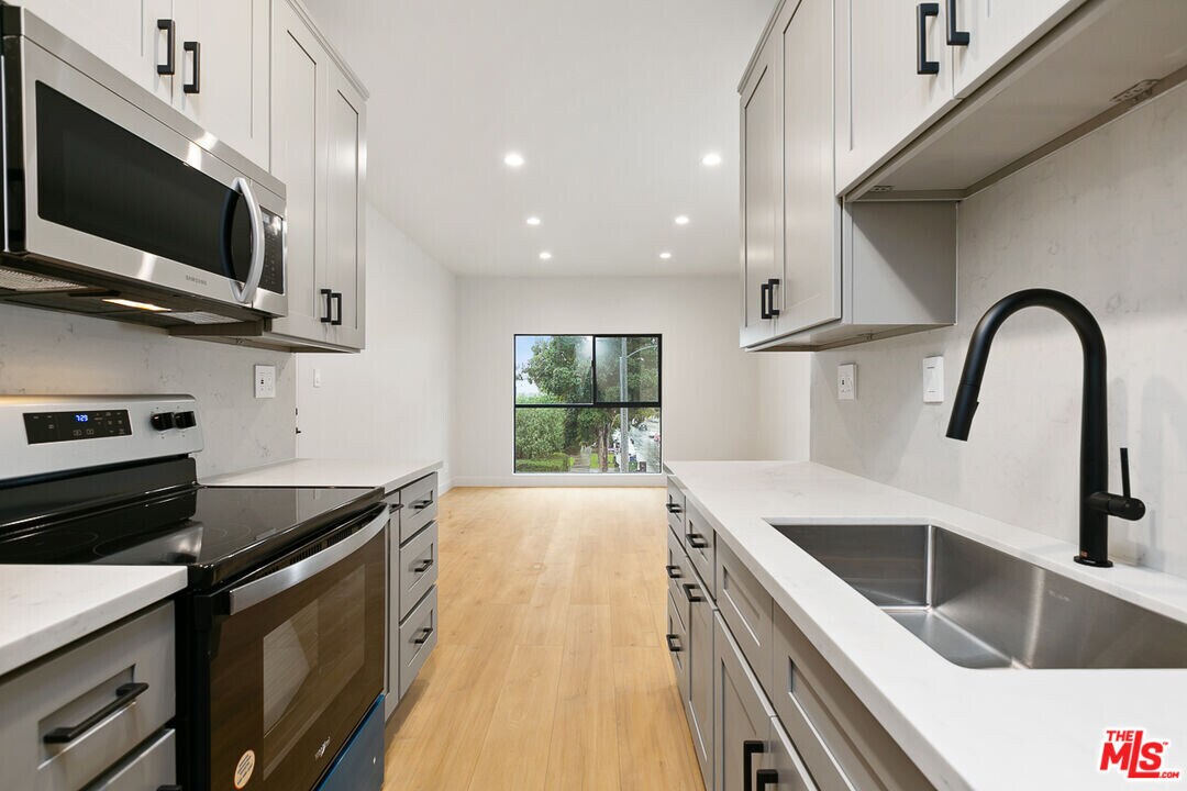 7229 Willoughby Ave in Los Angeles, CA - Building Photo
