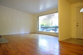 16112 NE 24th St in Bellevue, WA - Building Photo - Building Photo