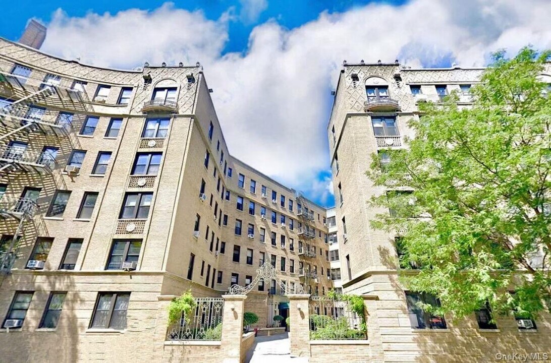 779 Riverside Dr in New York, NY - Building Photo