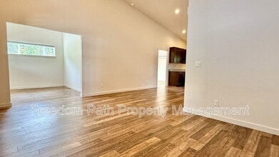 1727 Gypsy Bay Rd in Sagle, ID - Building Photo - Building Photo