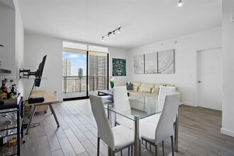 999 SW 1st Ave, Unit 2717 in Miami, FL - Building Photo - Building Photo