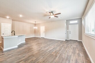 122 Wickersham-Unit -Unit B in Conroe, TX - Foto de edificio - Building Photo