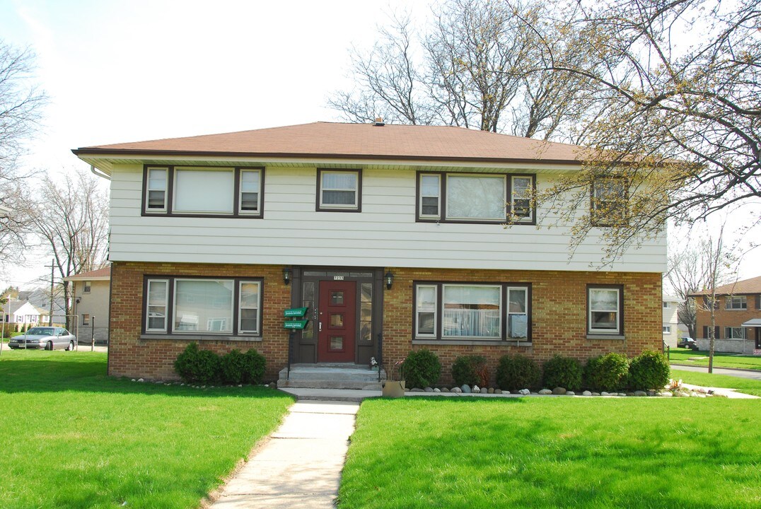7233 W Oklahoma Ave in Milwaukee, WI - Foto de edificio