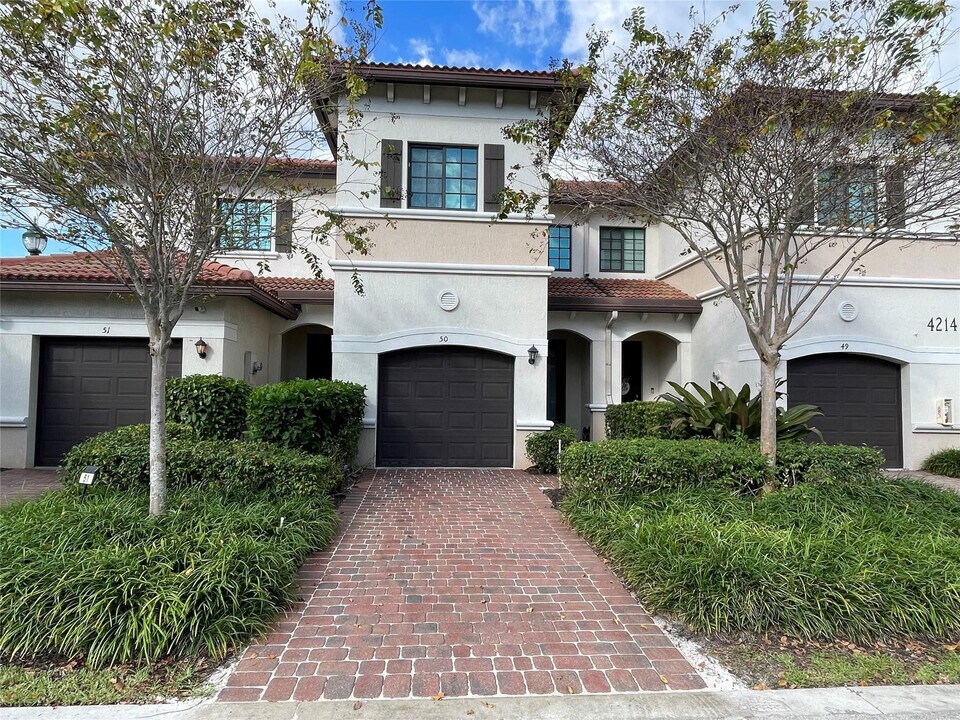 4214 N Dixie Hwy in Oakland Park, FL - Building Photo