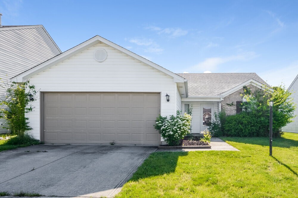 1477 Osprey Way in Greenwood, IN - Building Photo