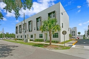 1330 W Gray St in Tampa, FL - Building Photo