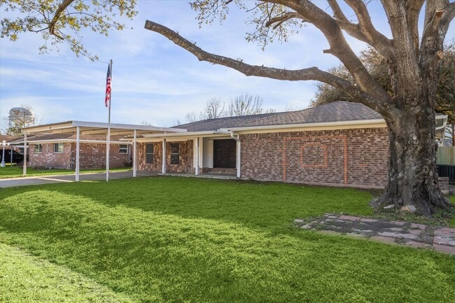 412 Lyndale Dr in Highlands, TX - Building Photo - Building Photo
