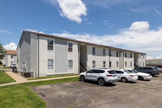 Ramsey Square: 1 & 2 Bedroom Apartments in Fort Smith, AR - Building Photo - Building Photo