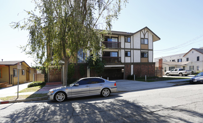 702 Raleigh St in Glendale, CA - Building Photo - Building Photo