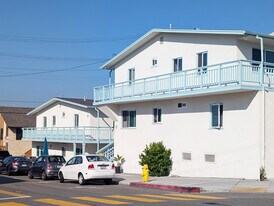 121-131 8th St in Hermosa Beach, CA - Building Photo