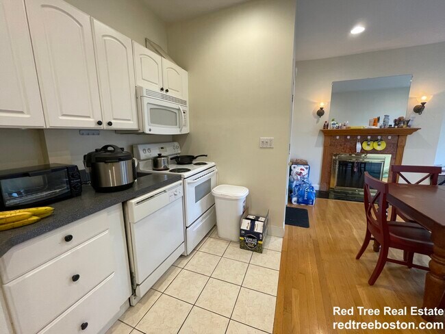 1801 Beacon St, Unit 5 in Brookline, MA - Foto de edificio - Building Photo