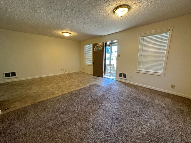 2804 SE 145th Ave in Portland, OR - Foto de edificio - Building Photo