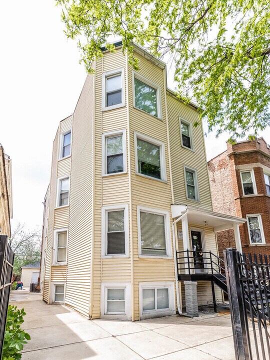 2310 N Kenneth Ave in Chicago, IL - Building Photo