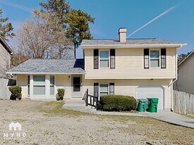 6454 Eastbriar Dr in Lithonia, GA - Building Photo