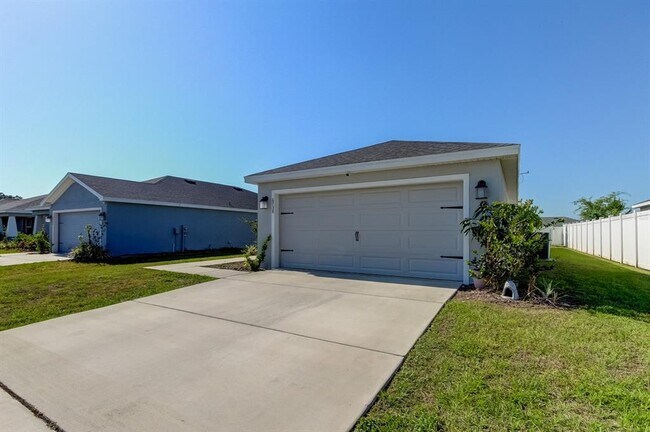 6738 Hanworth Ln in Zephyrhills, FL - Building Photo - Building Photo