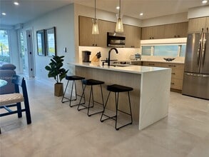 6063 E Peppertree Way in Siesta Key, FL - Building Photo - Building Photo