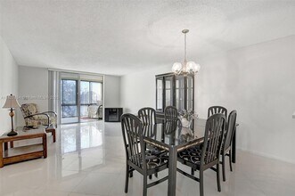 7300 Lake Cir Dr in Margate, FL - Foto de edificio - Building Photo