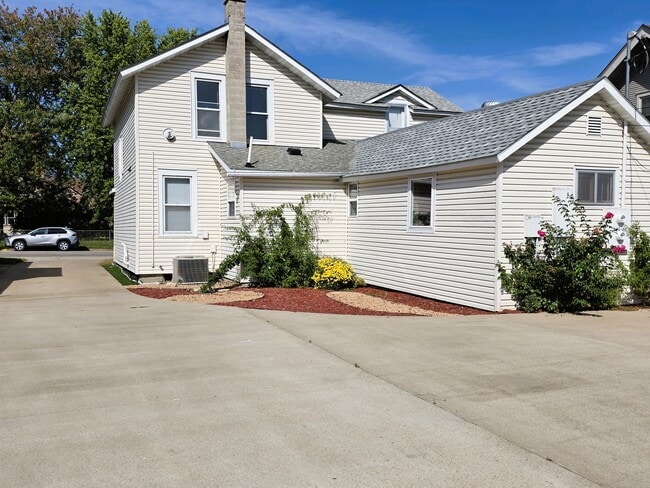 821 W 5th St, Unit 1 in Winona, MN - Building Photo - Building Photo