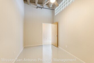 1331 S Flores St-Unit -Unit #207 in San Antonio, TX - Building Photo - Building Photo