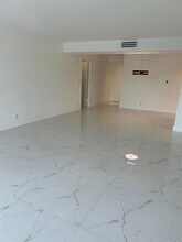 16300 Golf Club Rd in Weston, FL - Foto de edificio - Building Photo