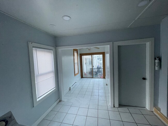 47 Lens St, Unit apt 1 in Southbridge, MA - Foto de edificio - Building Photo