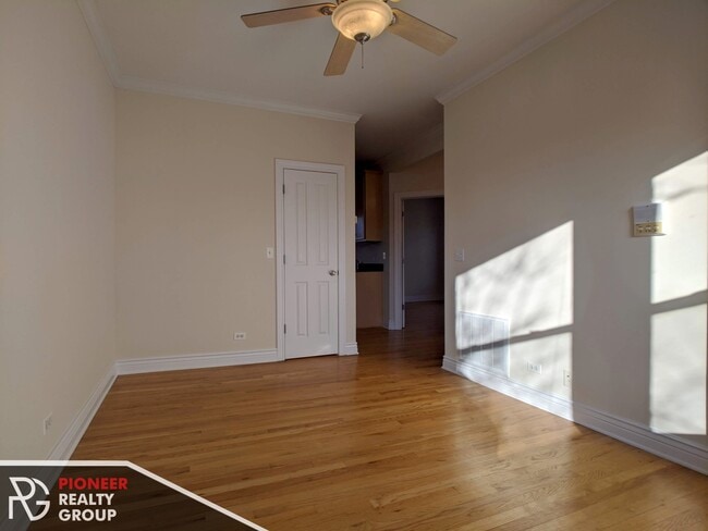 1204 W Waveland Ave, Unit 3 in Chicago, IL - Building Photo - Building Photo