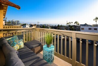 2319 Curlew St in San Diego, CA - Building Photo - Building Photo