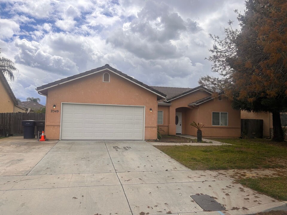 2349 Clover Meadow Ave in Tulare, CA - Building Photo