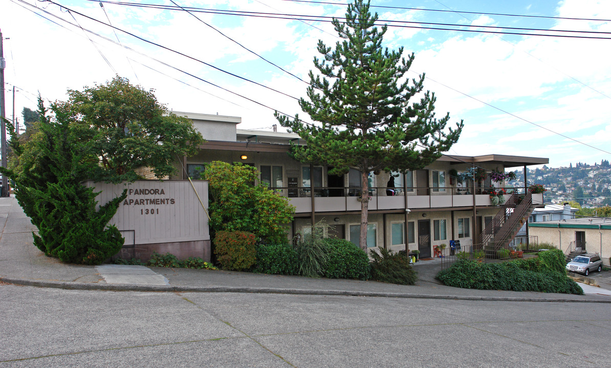 Pandora Apartments in Seattle, WA - Foto de edificio