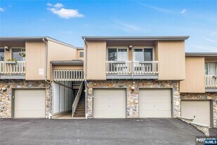 8 Larkin Cir in West Orange, NJ - Building Photo