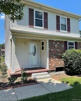 2824 Roundtree Dr in Troy, MI - Building Photo