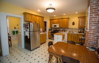 388 Summer St, Unit lower in Buffalo, NY - Building Photo - Building Photo