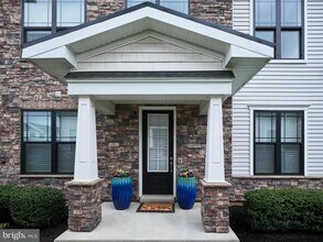 14 Dogleg Ln in Lawrence Township, NJ - Foto de edificio - Building Photo