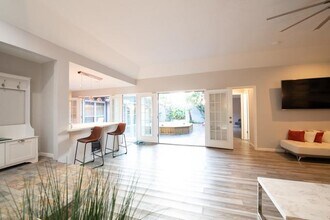 230 White Cedar St in Houston, TX - Building Photo - Building Photo