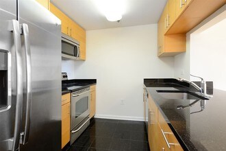 102 Christopher Columbus Dr-Unit -204 in Jersey City, NJ - Building Photo - Building Photo