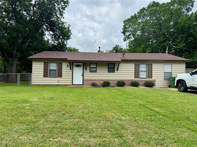 200 Dee Ln in Arlington, TX - Building Photo