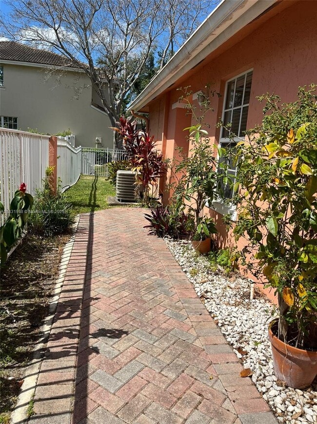 9151 NW 40th St in Sunrise, FL - Building Photo - Building Photo