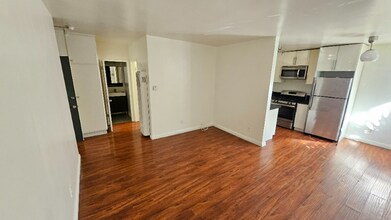 933 S Gramercy Dr in Los Angeles, CA - Building Photo - Building Photo