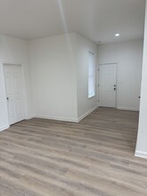 3840 W Roosevelt Rd, Unit 101 in Chicago, IL - Building Photo - Building Photo