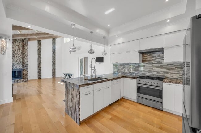 30 Bluebell Ln in Hillsborough, CA - Building Photo - Building Photo