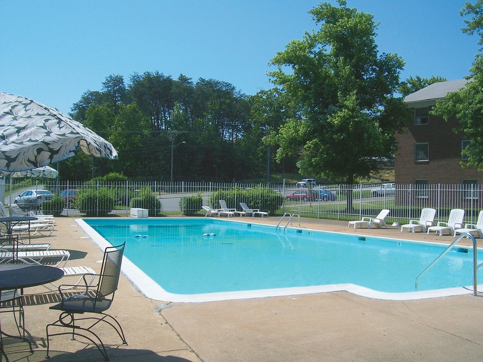 Monticello Square Apartments in Fredericksburg, VA - Building Photo