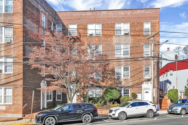 1 Ash Pl in Great Neck, NY - Building Photo - Building Photo