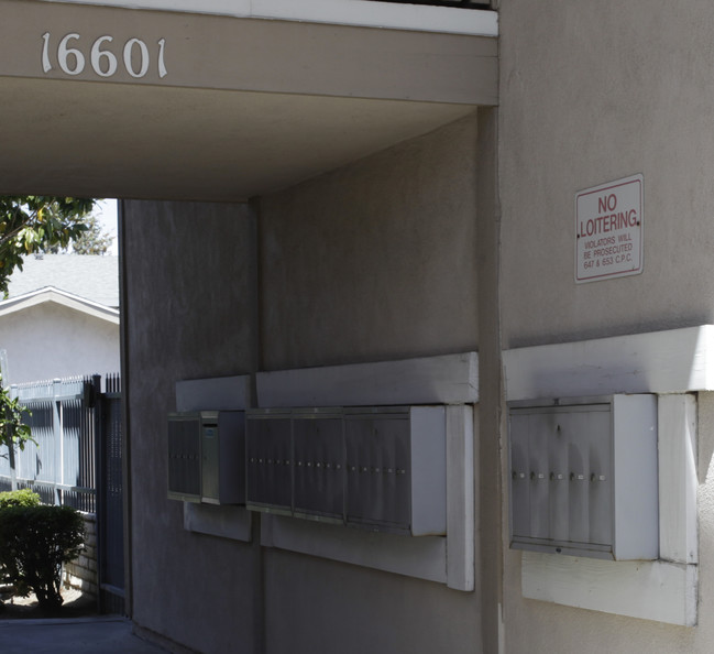 Madeline Apartments in Tustin, CA - Foto de edificio - Building Photo