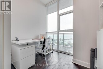 33 Shore Breeze Dr in Toronto, ON - Building Photo - Building Photo